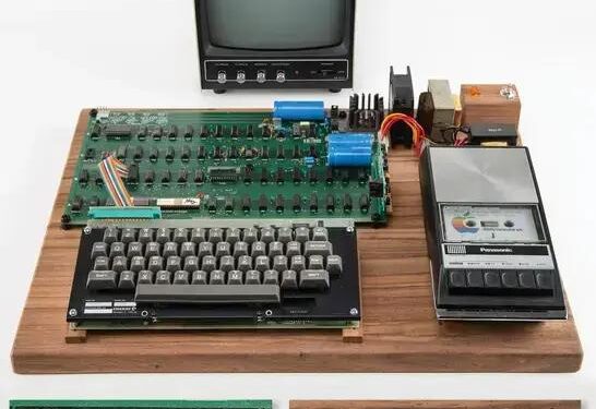 Leilão incrível: Apple I e iPhone original lacrado à venda! 1 Leilão incrível: Apple I e iPhone original lacrado à venda!