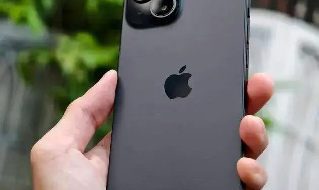 PARE de perder OFERTAS: iPhone 15 (128GB) com 30% de desconto AGORA!