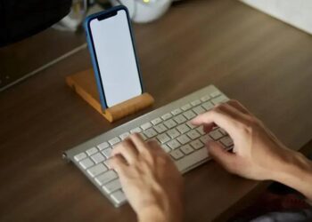 PARE de fazer isso! Como conectar seu teclado e mouse no celular