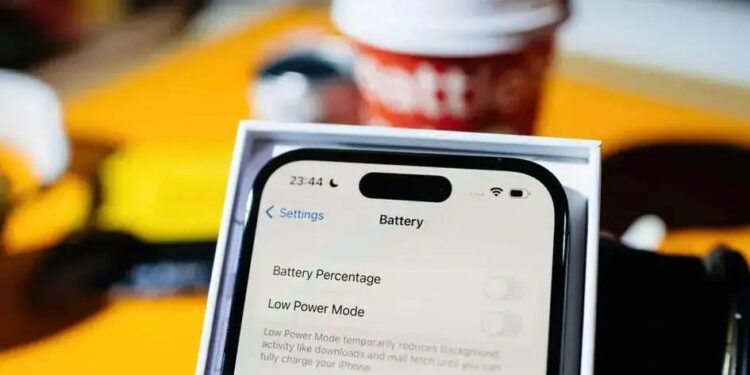 Seu iPhone SOFREU com o iOS 26? Entenda a QUEDA na performance da bateria!